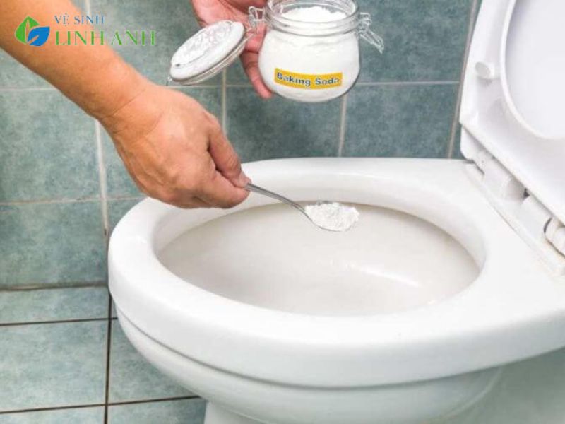 Cách tẩy bồn cầu bị ố vàng lâu ngày